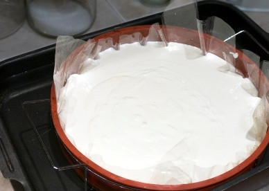 1. Этап. Чизкейк Филадельфия: Ставим форму с будущим чизкейком в глубокий противень и наливаем в него до половины воду. И ставим запекаться в разогретую до 180 градусов духовку примерно на 50-60 минут или чуть дольше.