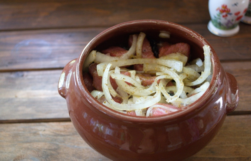 1. Этап. Мясо по-грузински: Мясо затянуть пленкой и поставить в холодильник на 1 час. Достать, посолить и перемешать. Выложить в горшочек.