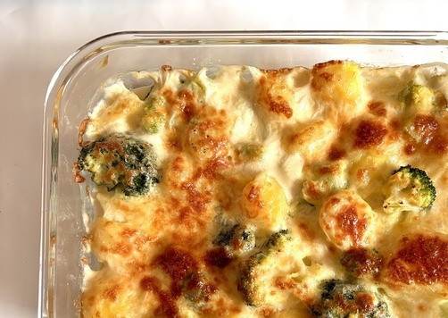 1. Этап. Запеканка из картофеля и брокколи: Выпекать при температуре 200 градусов до зарумянивания, у меня заняло это 20 минут.