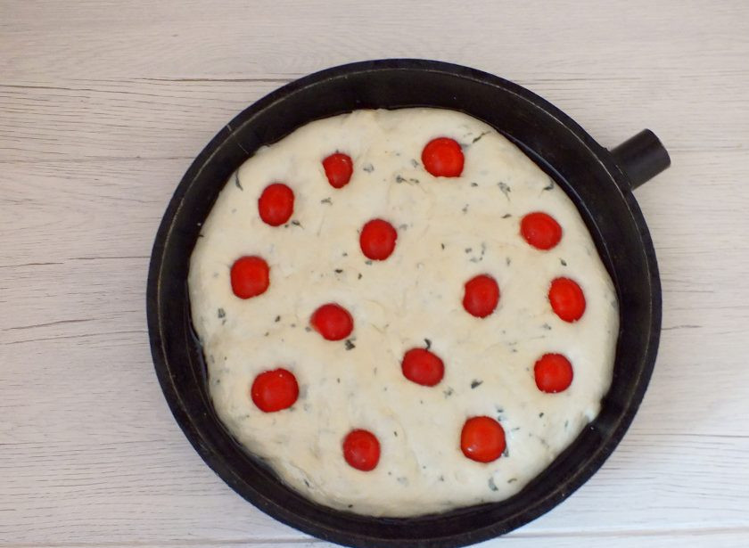 1. Этап. Фокачча в хлебопечке: Присыпьте по вкусу солью и поставьте в горячую духовку на 20-25 минут.