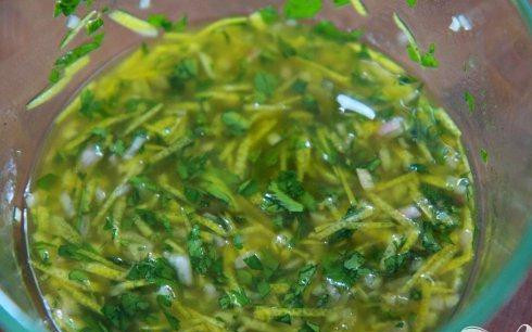 1. Этап. Курица с лимонной сальсой и гороховым пюре: 6. Приготовить сальсу. Мелко нарезать лук и петрушку. Нагреть гриль или сковороду-гриль на сильном огне. Натереть цедру с лимона. Смешать лук-шалот, уксус и щепотку соли в небольшой миске, дать постоять 5 минут. Добавить цедру, 1/3 стакана оливкового масла, зелень петрушки и мед, хорошо взбить смесь. Приправить лимонный соус солью и перцем.