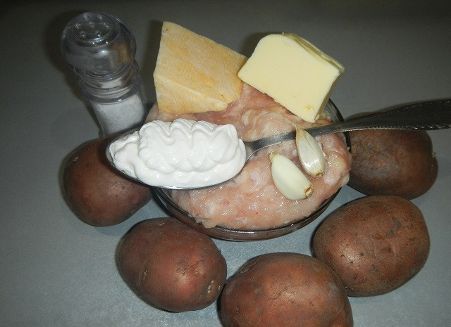 1. Этап. Картофель, запеченный с фаршем: Подготовьте ингредиенты.