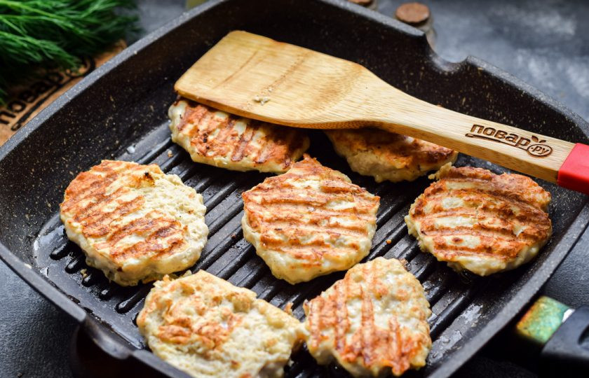 1. Этап. Куриные оладьи со сметаной: Сковороду прогрейте и смажьте маслом. Выложите столовой ложкой фарш, жарьте оладьи с каждой стороны по 3-4 минуты.