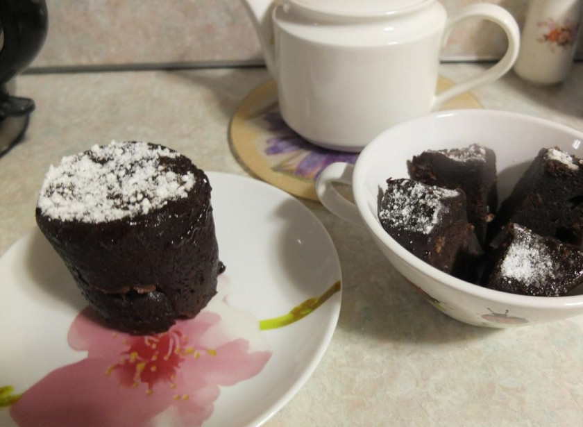 1. Этап. Кексики в кружке в микроволновке: Готовые кексики я посыпаю сахарной пудрой перед подачей. Приятного аппетита!