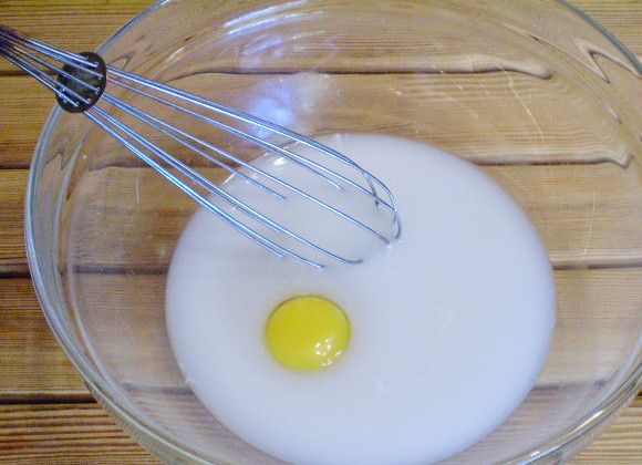 1. Этап. Блинчики с повидлом: 2. В молоке растворите сахар, вбейте куриное яйцо. Венчиком смешайте до однородности.