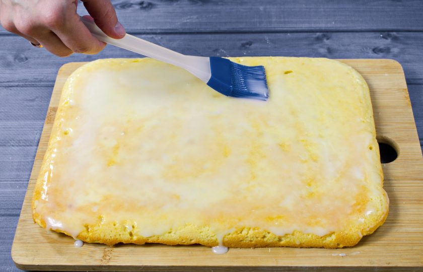 1. Этап. Простой лимонный пирог с глазурью: Проверьте пирог на готовность зубочисткой, она должна выходить из середины пирога сухой. Немного остудите пирог, смажьте его лимонной глазурью и дайте полностью остыть.