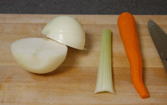 1. Этап. Английский Пастуший пирог классический: 2. Во время приготовления картофеля подготовьте другие овощи: очистите луковицу и морковь, вымойте сельдерей.