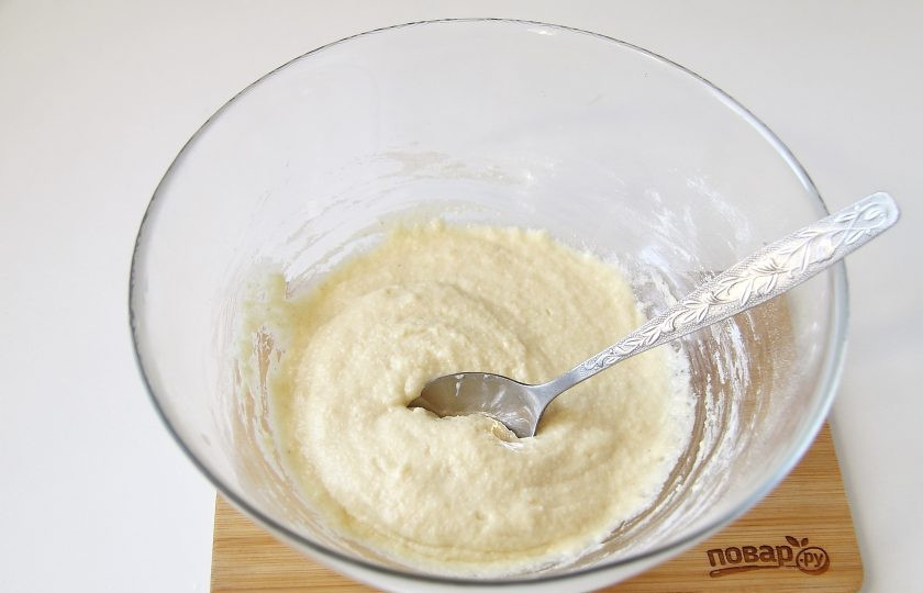 1. Этап. Пышные оладьи на кефире с манкой: Перемешайте все еще раз до однородного состояния. Если тесто слишком густое, добавьте еще немного кефира. Консистенция готового теста должна быть примерно как у сметаны.