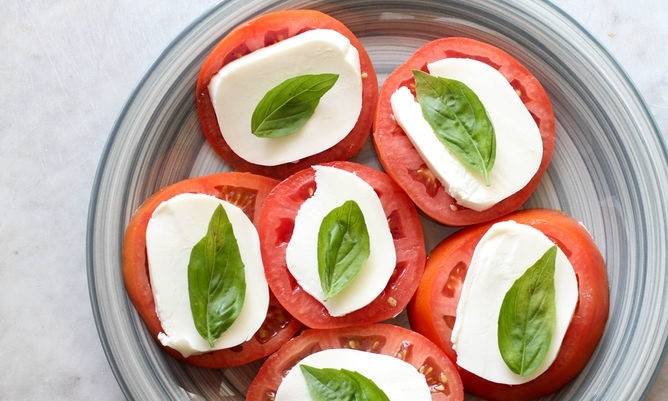 1. Этап. Помидоры с моцареллой и базиликом: 5. На кружочек помидора с сыром выложите листик базилика.