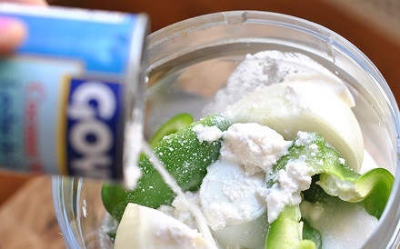 1. Этап. Курица карри с кокосовым молоком: 4. Влейте кокосовое молоко.