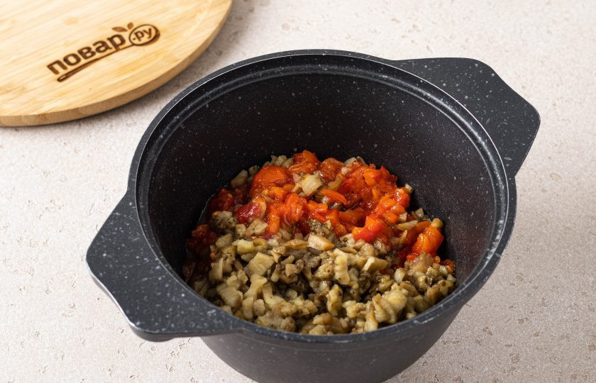 1. Этап. Пинджур: Переложите в кастрюлю с толстым дном и около 10 минут выпаривайте лишнюю жидкость.