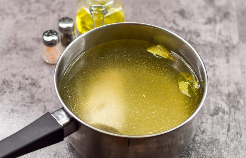 1. Этап. Суп Острый: В кастрюлю переложите мясо, влейте воду, добавьте лавровый лист и варите бульон после закипания 50 минут, на небольшом огне.