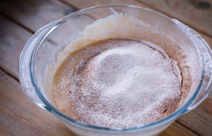 1. Этап. Шоколадные булочки: Теперь в эту смесь частями просеивайте муку с какао и по ходу замешивайте тесто сначала ложкой, а затем руками.