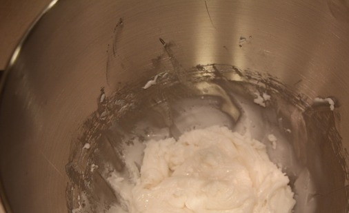 1. Этап. Пирожное Вишнёвый ноктюрн: Как только сироп побелеет, т.е. превратится в помадку, его следует переложить в пластиковую баночку. Укройте её влажной салфеткой. Оставьте помадку на сутки в комнате. Затем уберите её под крышку в холодильник.