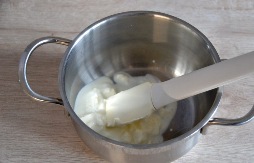 1. Этап. Макаронс на итальянской меренге: Нагрейте жирные сливки до кипения, но не кипятите.