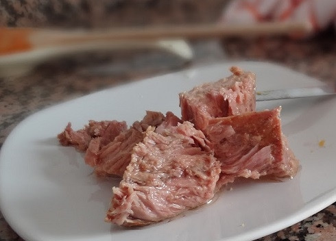 1. Этап. Слоеный пирог с тунцом: Сливаем масло из тунца, большие кусочки слегка раскрошим. Добавляем рыбу и нарезанные кубиками яйца к овощам, перемешиваем. Начинка для пирога готова.