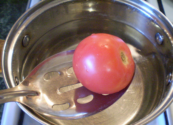 1. Этап. Вегетарианские щи: 2. Помидор нужно ошпарить кипятком, чтобы снять кожуру. Для этого поместите помидор на 1 минуту в кипяток.