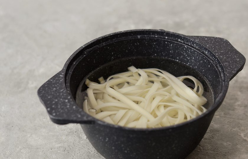 1. Этап. Китайская холодная лапша: Лапшу отварите в кипящей воде до готовности. Затем переложите в холодную воду, чтобы она остыла. Откиньте на сито и подождите, пока стечет вода.