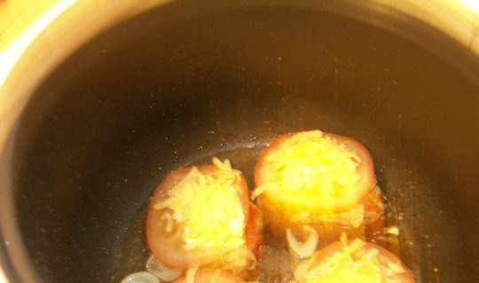 1. Этап. Свинина по-французски с сыром в мультиварке: Прогреваем в чаше мультиварки растительное масло, затем обжариваем лук до прозрачности и извлекаем его на тарелку. Свинину присолите и поперчите, готовьте в мультиварке в режиме 