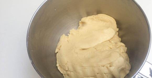 1. Этап. Печенье с творожной начинкой: Добавьте разрыхлитель теста, соль и замесите тесто.