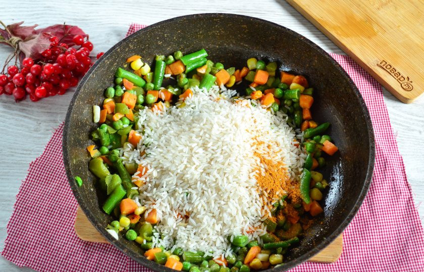 1. Этап. Рис с замороженными овощами: Добавьте в сковороду рис, соль и специи. Перемешайте и обжарьте рис вместе с овощами в течение нескольких минут.