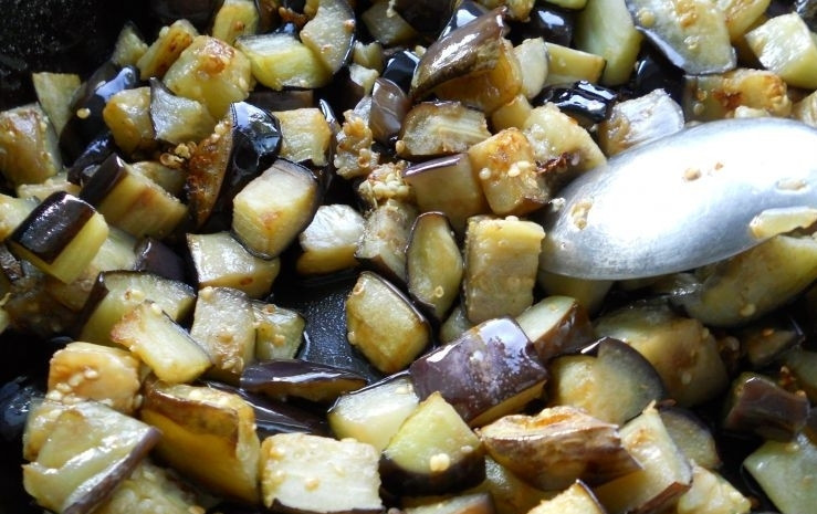 1. Этап. Баклажаны острые по-грузински: С баклажанов слейте жидкость. Потом обжарьте их в масле в течение 10 минут, помешивая.