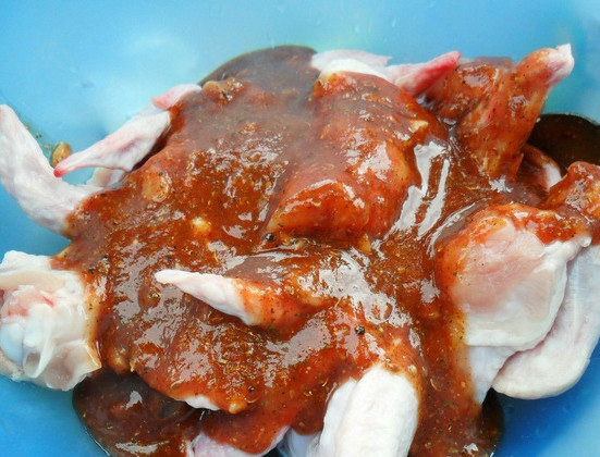 1. Этап. Крылышки на мангале: Итак, у нас имеются свежие куриные крылышки. Промываем их и начинаем мариновать. Для этого берем томатную пасту, разводим её с винным уксусом, либо с красным вином. Растираем в ступке черный и душистый перцы с кориандром и любыми другими пряностями на ваше усмотрение. Рубим мелко чеснок. Добавляем его в томатную пасту с уксусом. Кладем мед, растираем его. Подсаливаем немного (в зависимости от солености пасты). Можете добавить соевого соуса, он придаст пикантности. Маринуем этой смесью крылышки.