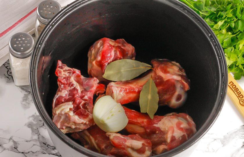 1. Этап. Костный бульон в мультиварке: Добавьте туда же половинку очищенной луковицы и лавровые листья. Можно добавить и морковь, если есть желание. Но помните, что при варке она придаст бульону оранжевый оттенок. Поэтому если планируете варить его всего лишь 1-2 часа, то лучше обойтись без моркови.