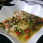 Курица в зеленом соусе с тыквенными семечками Курицу разделать, почистить подготовить для варки. Выложить кусочки мяса в кастрюлю и варить до готовности. Важно не переварить курицу! Лучше всего, чтобы мясо оставалось немного жестким. Бульон после варки не выливать, отложить в сторону. Семена тыквы обжарить на сухой сковороде, а затем измельчить ножом. Болгарский перец, лук и листья салата -помыть, очистить. Нарезать мелко, и обжарить на оливковом масле. Добавить в обжарку бульон и семена тыквы. Выложить кусочки курицы, добавить соевый соус, соль, перец. Тушить на медленном огне, накрывать крышкой, минут 10-15. Подавать украсив зеленью! Приятно аппетита!