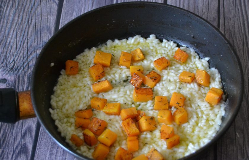 1. Этап. Ризотто с тыквой от Юлии Высоцкой: Выложите в ризотто запеченную тыкву и еще раз прогрейте.