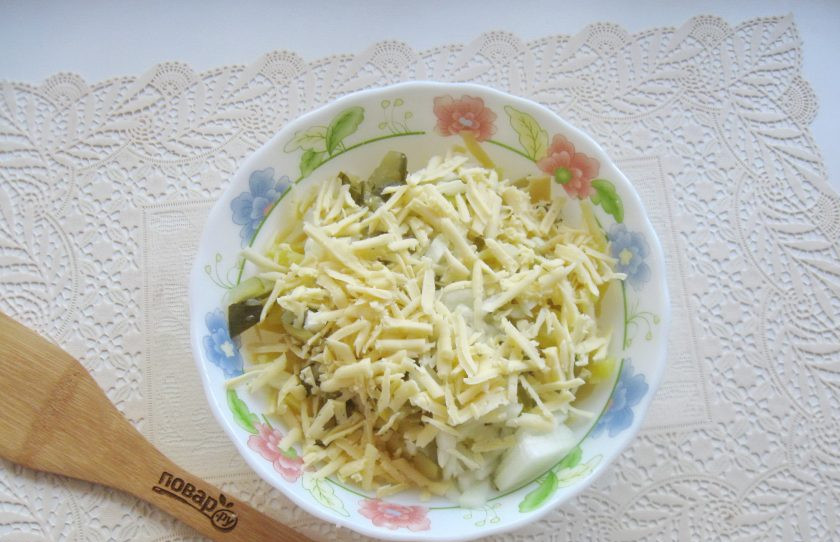 1. Этап. Салат Мышка с сыром: Любой твердый сыр натрите на терке, добавьте в салат.