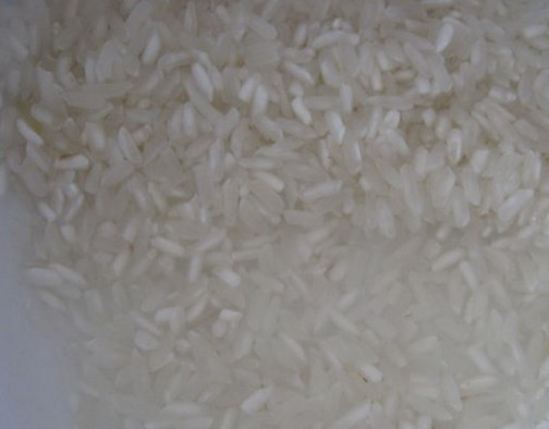 1. Этап. Грибной суп с курицей: Рис промываем.