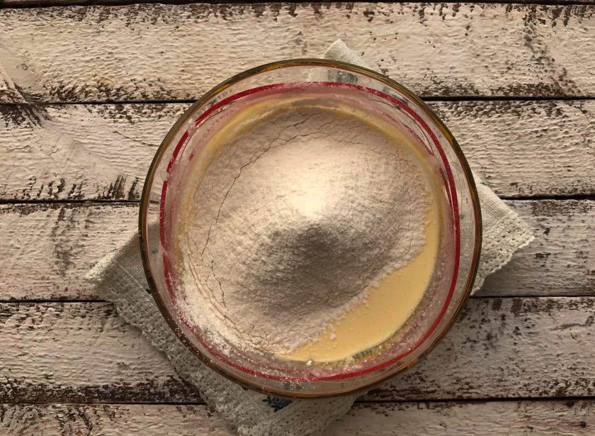 1. Этап. Блинчики с корейской морковью: Добавьте просеянную муку и замесите тесто. Тесто должно получится немного гуще, чем на обычные блины.