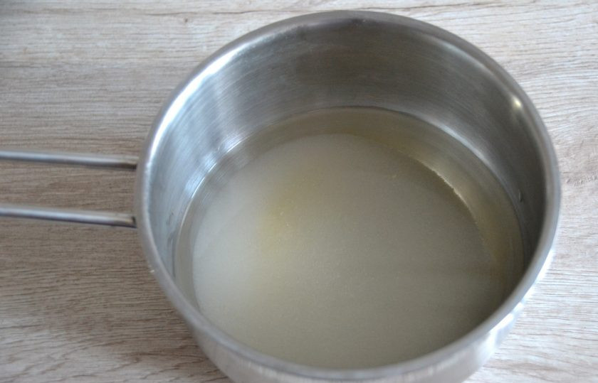 1. Этап. Морковный торт с вишней: В ковш влейте воду, всыпьте сахар, нагрейте до растворения сахара.