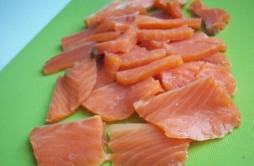 1. Этап. Лаваш с красной рыбой и сыром: Соленую семгу нарежьте небольшими тонкими кусочками.