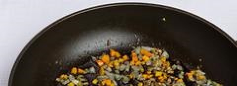 1. Этап. Суп в хлебе по-польски: Мелко порежьте: лук, чеснок и морковь. Затем на подсолнечном масле обжарьте лук 5 минут, добавьте морковь еще на 5 минут, после чего добавьте 2 измельченных зубчика чеснока и 0,5 ч.л. майорана. Жарьте еще 2 минуты, помешивая.