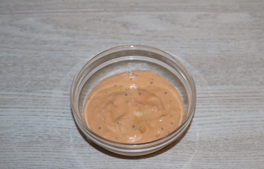 1. Этап. Сочный бургер: Приготовьте соус. Соедените кетчуп, майонез, горчицу русскую, горчицу дижонскую. Хорошо всё перемешайте.