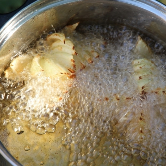 1. Этап. Луковая роза: В кастрюле или жаровне разогреваем большое количество масла, кладем в него наши луковые розы.