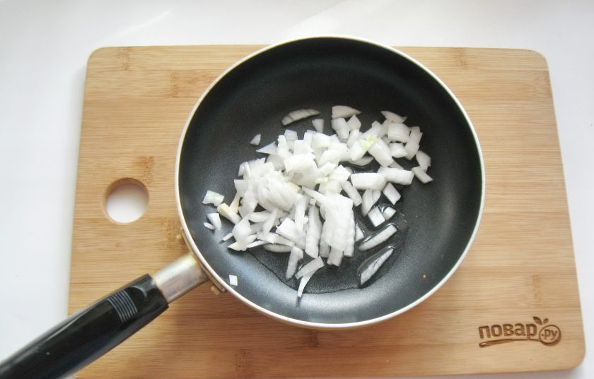 1. Этап. Жареные огурцы с грибами: Репчатый лук очистите, помойте и нарежьте произвольно. Выложите в сковороду.