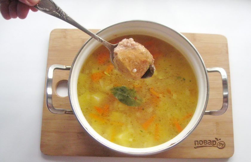 1. Этап. Шурпа из тушенки: Выложите в кастрюлю тушенку.