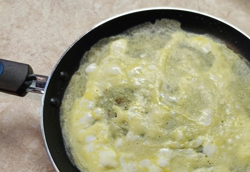 1. Этап. Кулебяка на четыре угла: Нажарить блинчиков обычным способом. На моей блиннице получается 3 штуки. Пирог у меня небольшой и каждый блин я разрезала пополам. Обычные блины тоже вполне подойдут.