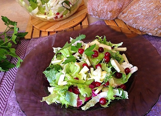 1. Этап. Свежий салат с сельдереем, яблоком и клюквой: 6. И вот можно вкусно похрустеть салатиком.