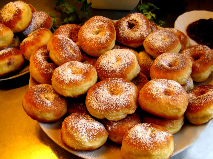 1. Этап. Тесто на пончики: Готовые пончики вынимаем и кладем на салфетки, чтобы стекло лишнее масло. Посыпаем их сахарной пудрой и подаем на стол. Приятного аппетита!