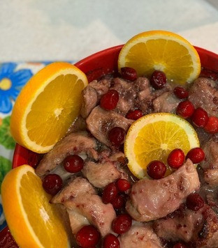 1. Этап. Индейка в клюквенно-цитрусовом маринаде: Через 30 минут достаем мясо из духовки и добавляем оставшийся апельсин, можно нарезать кружочками, клюкву и сверху мясо смазываем медом. Отправляем запекаться в духовку еще на 30 минут