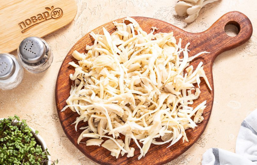 1. Этап. Картофель фаршированный вешенками: Вешенки помойте, обсушите, а затем разорвите вдоль на волокна. Если грибы крупные, после их можно порезать на несколько частей.