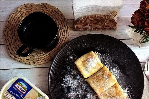 1. Этап. Блинчики с сыром и шоколадом: На одну порцию достаточно 3 шт (они небольшие). Подаём. Дополните блинчики любыми ягодами или фруктами и присыпьте сахарной пудрой. Я дополню голубикой.