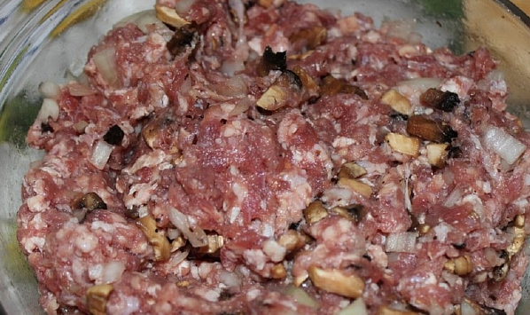 1. Этап. Перец, запеченный с грибами: Перемешайте начинку до однородности.