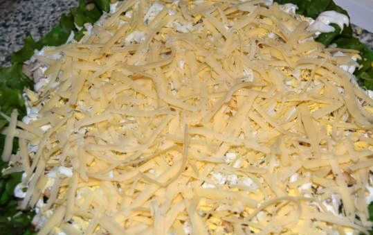 1. Этап. Салат Тиффани: Сверху яиц сделайте слой из тертого сыра.