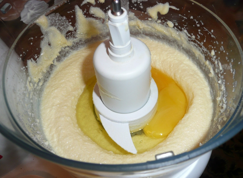 1. Этап. Ореховый торт без муки: Размягченное масло взбиваем с сахаром и яйцами.