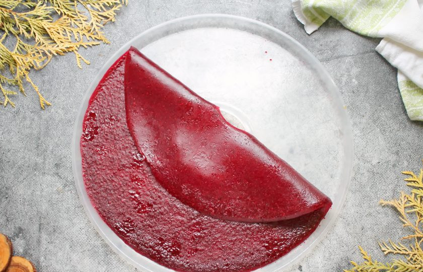 1. Этап. Пастила из клюквы: Сушите пастилу при температуре 60 градусов в течение 8-10 часов до готовности.